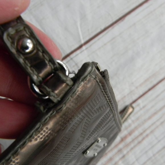 MICHAEL KORS MIRROR JET SET LOGO LARGE METALLIC WRISTLET CLUTCH - Picture 5 of 5